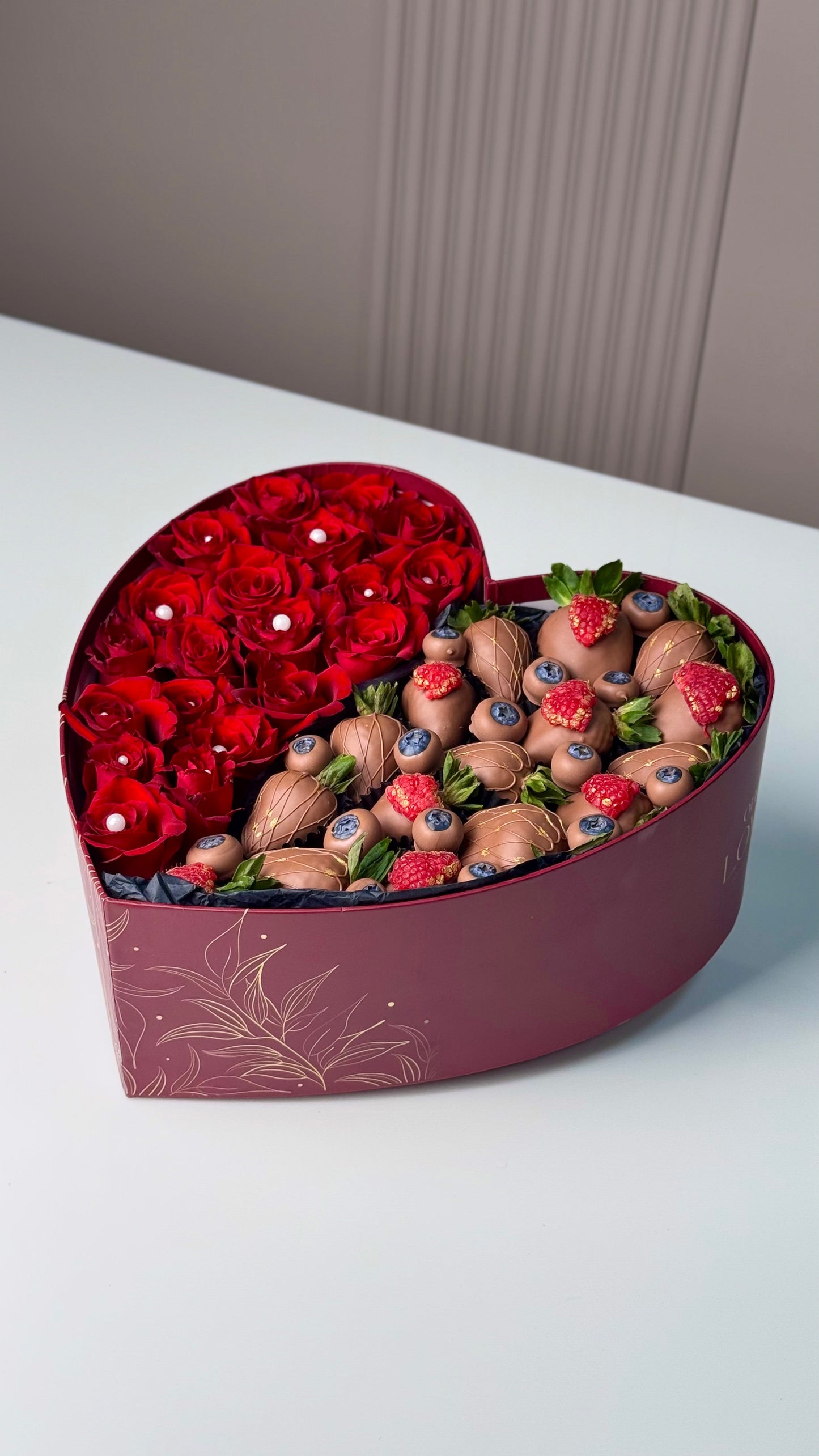 A passionate Kiss flower arrangement UAE