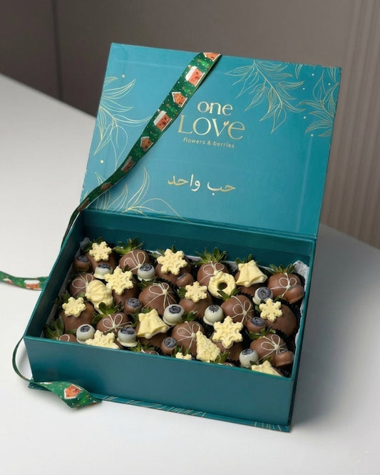 Signature christmas One Love Box - karazflowers.ae