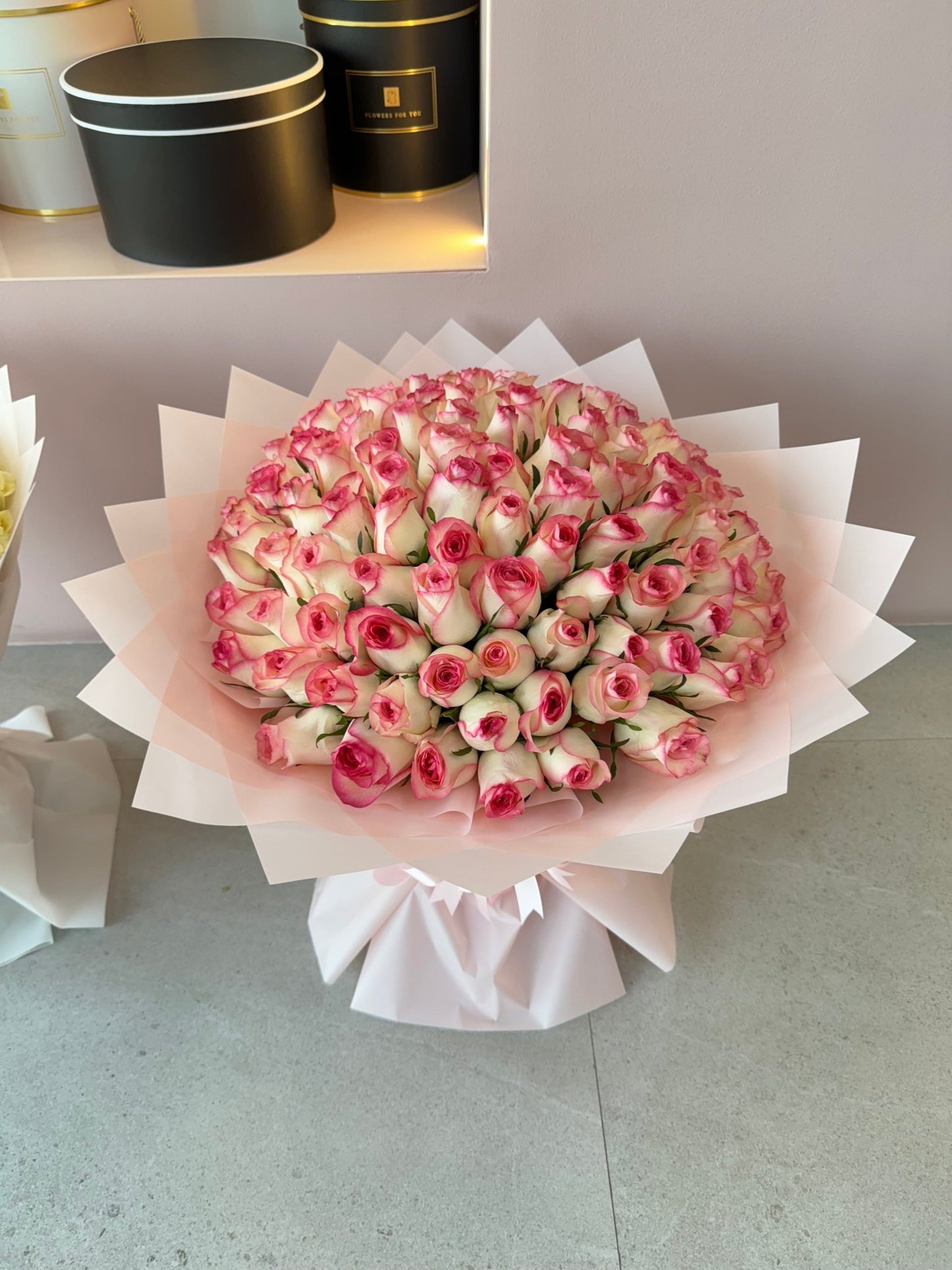 100 Pink Jumaila Roses Bouquet - karazflowers.ae