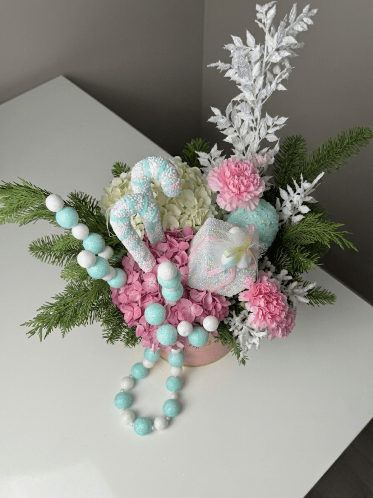 Merry Pinkmas Flower Box - karazflowers.ae