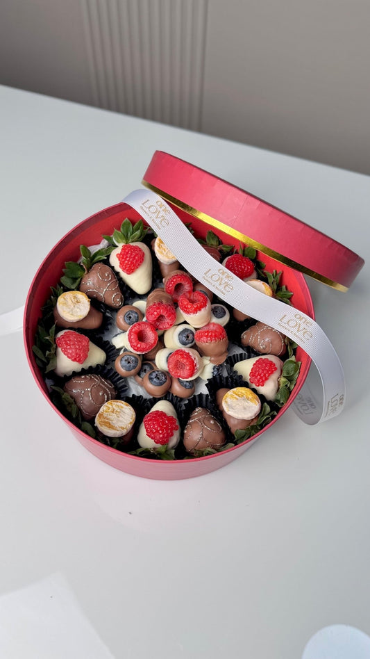 The 'Berry Blush' Round Box - karazflowers.ae